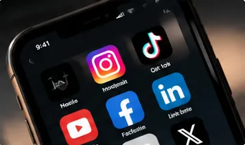 Smartphone affichant des applications de réseaux sociaux